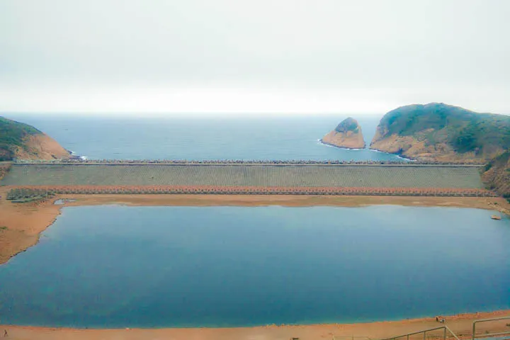 East Dam facing east: breakwaters, and South China Sea beyond.